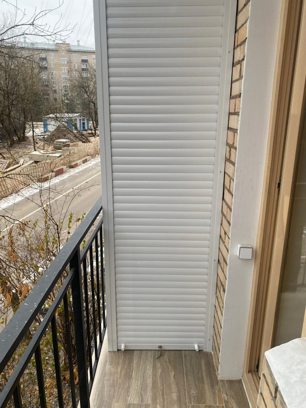 Роллетный шкаф на открытом балконе